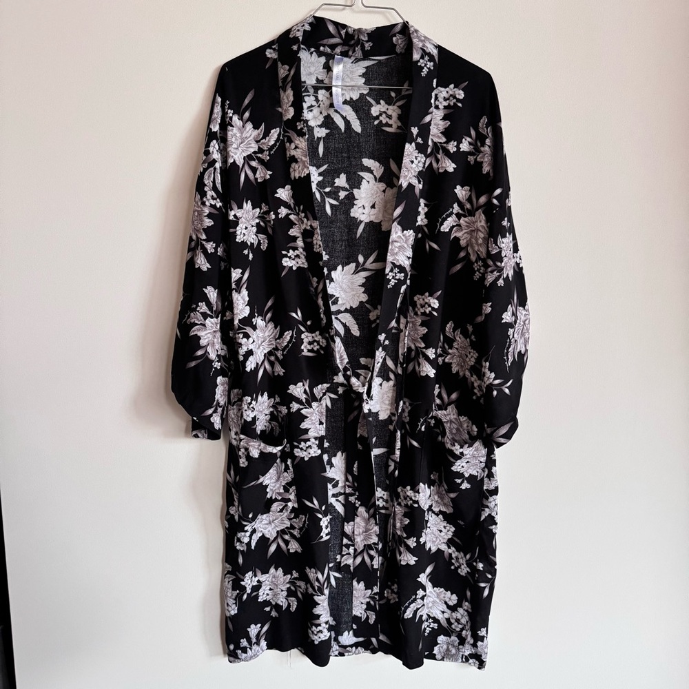 Spiritual Gangster Black and White Floral kimono